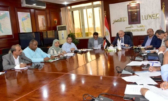 محافظ الأقصر يعقد اجتماعًا موسعًا لمتابعة منظومتي التصالح والتقنين والمتغيرات المكانية