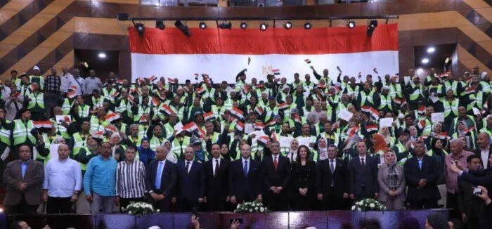 الجنود المجهولون.. محافظ الجيزة يُكرّم 170 عاملاً نظافة أظهروا محيط المتحف المصري الكبير بأبهى صورة