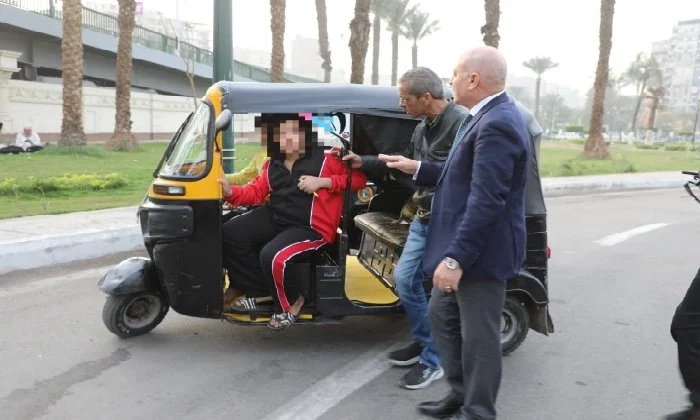 محافظ القاهرة يستوقف عدداً من التكاتك يقودها أطفال ويوجه بالتحفظ عليها