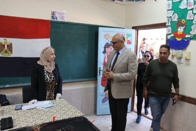 محافظ القليوبية يتفقد لجان بنها في اليوم الثاني للانتخابات ويشيد بـ"الوعي الكبير للناخبين"