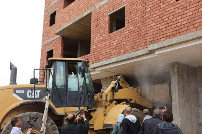 محافظ المنيا يأمر بالإزالة الفورية لـ "برج بني مزار المخالف" ويحيل المسؤولين للتحقيق