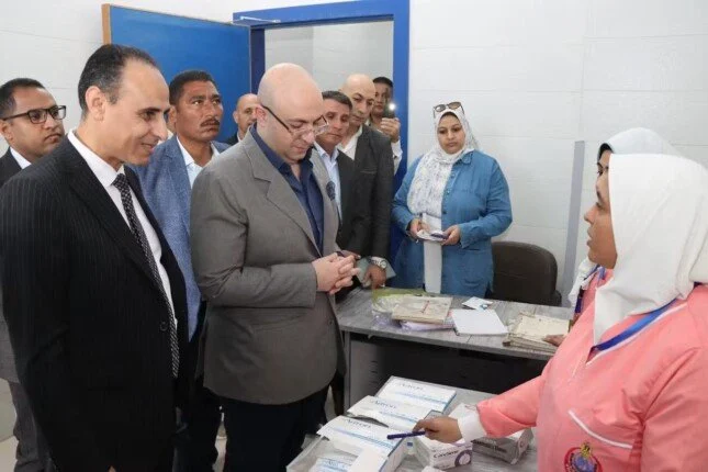 محافظ بني سويف يطمئن على صحة رضيعة مصابة بنقص هرمون الغدة الدرقية