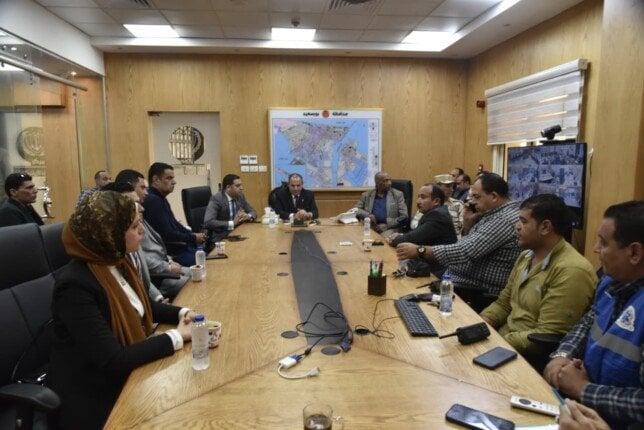 محافظ بورسعيد يترأس غرفة العمليات لمتابعة انتظام العملية الانتخابية منذ اللحظة الأولى