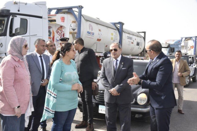 محافظ بورسعيد يستعرض آليات تطوير الطريق الداخلي المؤدي لمعدية شرق التفريعة