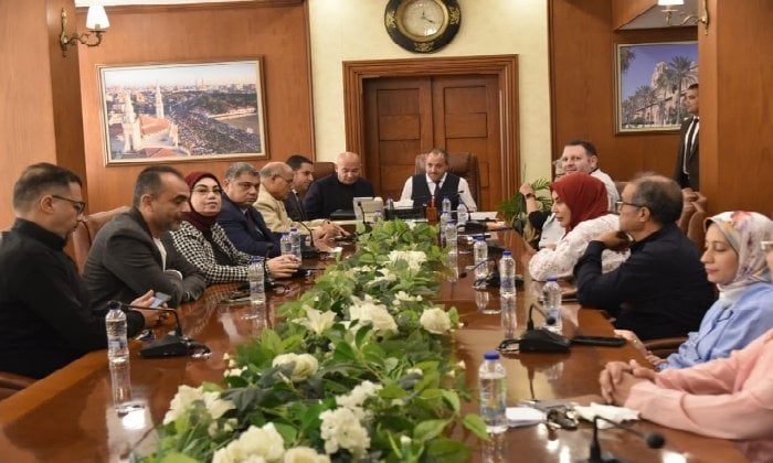 محافظ بورسعيد يبحث آليات تطوير فنار المدينة "الأثري" تمهيداً لإطلاق عملية رفع كفاءته