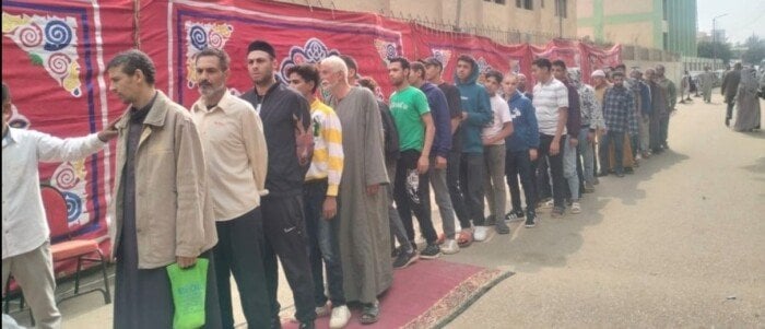 اصطفاف المواطنين أمام لجان انتخابات النواب 2025 بقها بالقليوبية.. وحضور لافت لذوي الهمم