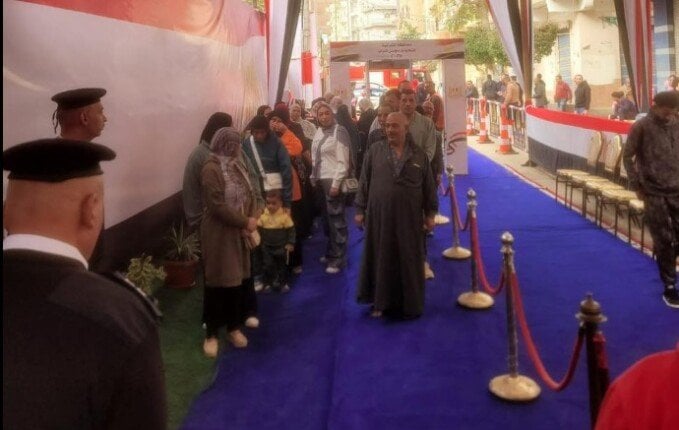 توافد المواطنين للمشاركة في انتخابات مجلس النواب 2025 بفاقوس الشرقية