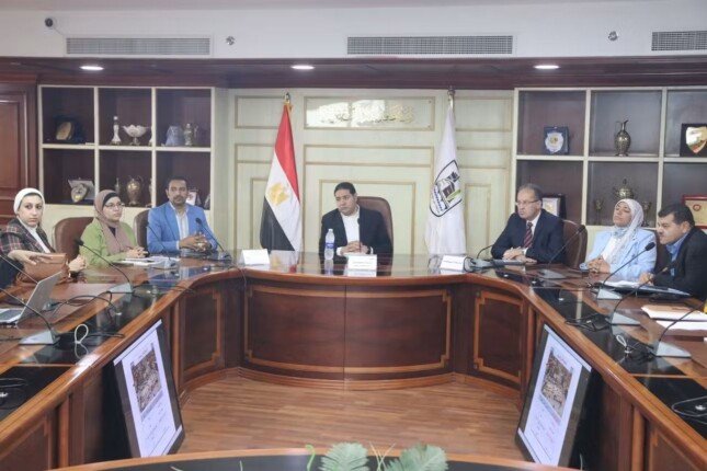 نائب محافظ بني سويف يعقد اجتماعاً بأعضاء لجنة متابعة تنفيذ وتعميم مشروع الهوية البصرية