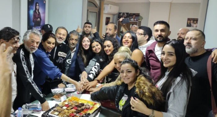 بحضور نجومه وصناعه.. فريق عمل مسلسل السرايا الصفرا يحتفل بأول أيام بروفاته