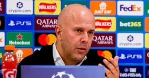 أول تعليق من أرنى سلوت على تصريحات محمد صلاح: "أبلغناه أنه لن يسافر معنا"