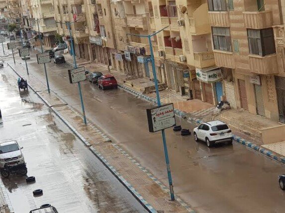 أمطار غزيرة تضرب مطروح.. خطة عاجلة من المحافظة لمواجهة تجمعات المياه وآثار النوة