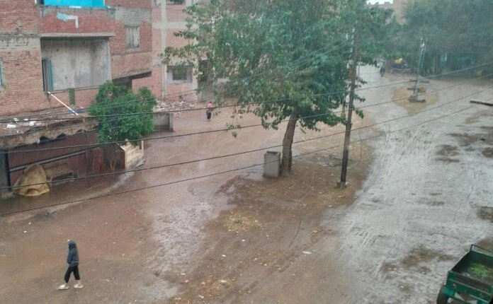 سقوط أمطار غزيرة بمختلف مدن وقرى القليوبية.. والمحافظة ترفع حالة الطوارئ