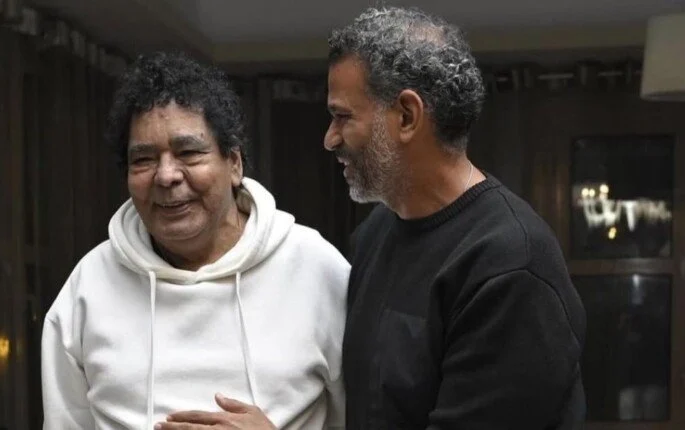 بعد طرحها.. إيهاب عبد الواحد يحتفل بنجاح «ضي» مع محمد منير