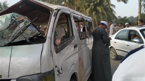 إصابة 12 شخص فى حادث تصادم ميكروباص وأتوبيس على طريق بنها المنصورة