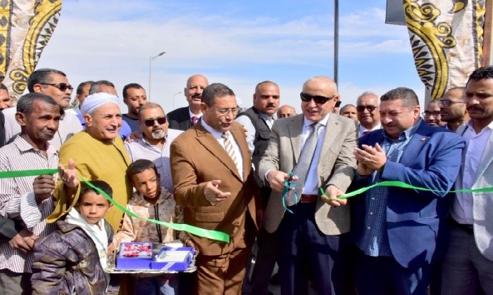 محافظ الأقصر يفتتح موقف سيارات القرنة أسفل محور سمير فرج