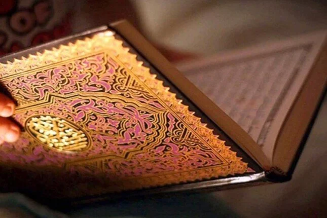 هل يجوز قراءة القرآن الكريم في غير اتجاه القبلة؟ «الإفتاء» تجيب