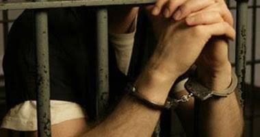 السجن المشدد لتاجر خردة وسائق لاتهامهما بترويج وتعاطي المخدرات المخدرات