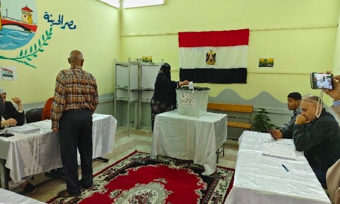 استمرار توافد الناخبين على لجان الاقتراع في جولة الإعادة بانتخابات مجلس النواب بدائرة الرمل بالإسكندرية