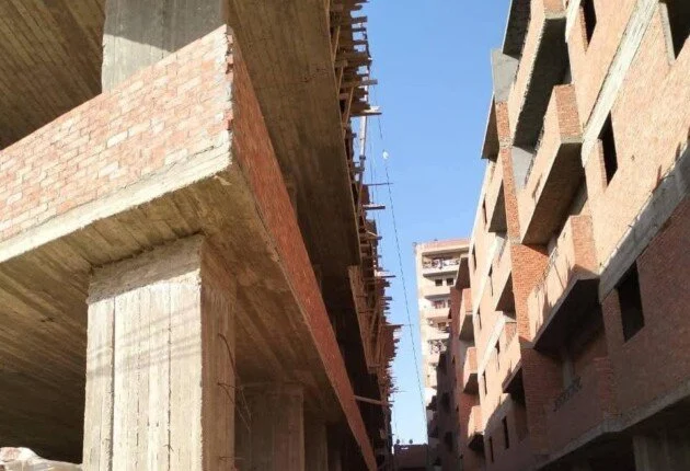 إصابة 8 عمال في انهيار شدة خشبية ببرج تحت الإنشاء في كفر الجزار ببنها