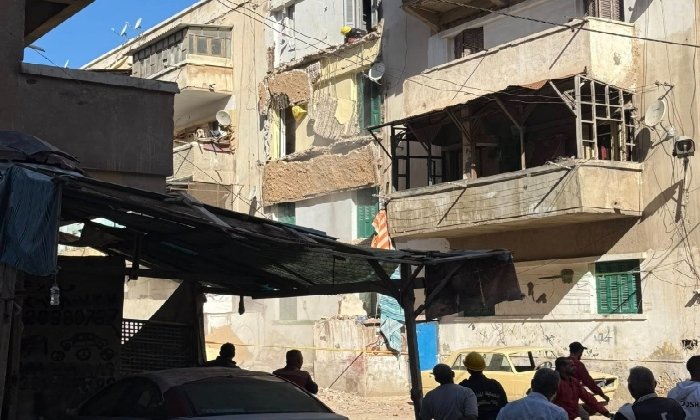 إصابة طفل وسيدة في انهيار 3 بلكونات بعقار قديم بالإسكندرية