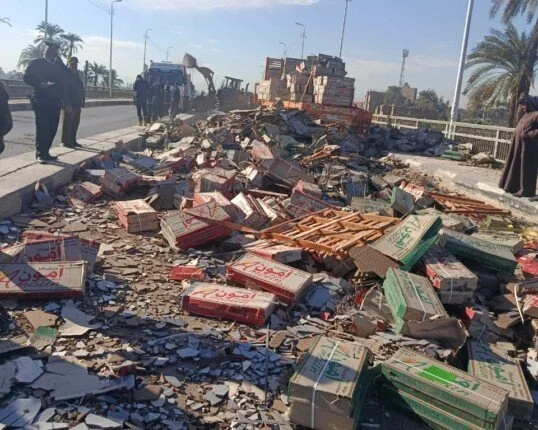 انقلاب تريلا محملة بالسيراميك أعلى كوبري الواسطى في أسيوط دون خسائر بشرية