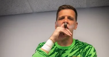 الحارس المدخن.. تاريخ تشيزني حارس برشلونة مع السيجار