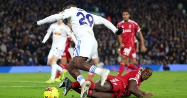 ليدز يتعادل مع ليفربول 2-2 فى 3 دقائق ويشعل المباراة.. فيديو