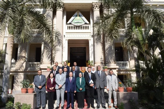 لبحث سبل التعاون المشترك.. نائب رئيس جامعة بنها تستقبل وفداً من نينجان الصينية