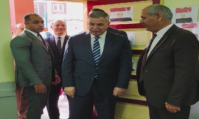 محافظ الإسكندرية يتفقد سير العملية الانتخابية بمدرسة السيرة الحسنة في دائرة الرمل