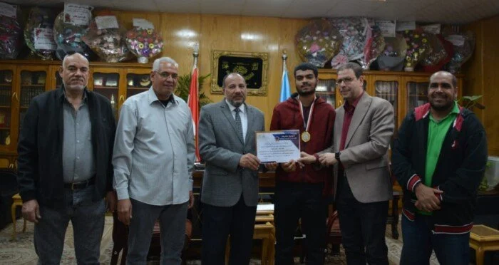 نائب رئيس جامعة الأزهر بأسيوط يكرم منتخب ذوي الهمم