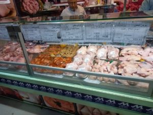 تموين القليوبية يضبط لحوم ودواجن فاسدة ويحرر محضرًا ضد مصنع لتعبئته سكر ناقصة الوزن