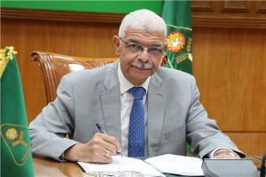 رئيس جامعة المنوفية يصدر قرارين بتعيين رؤساء أقسام جدد بكليتي الآداب والطب