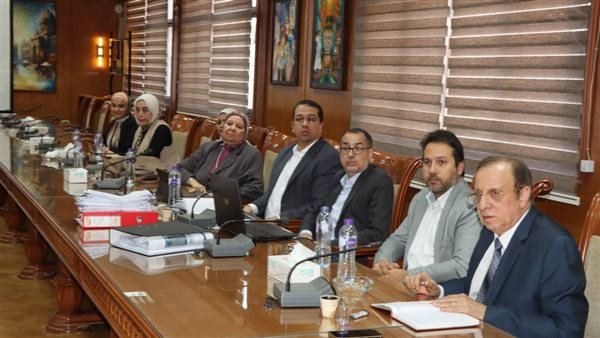 رئيس جامعة المنوفية يستعرض تصميمات توسعات معهد الأورام