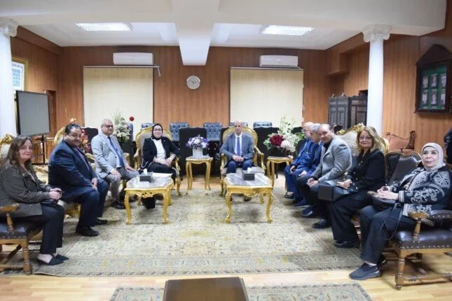 لتعزيز الشراكة المجتمعية.. .رئيس جامعة بني سويف يستقبل وفد نادي "الروتاري"