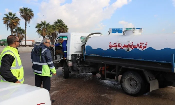 رئيس شركة الصرف الصحي يتابع ميدانيًا تمركزات الطوارئ بالإسكندرية خلال النوة