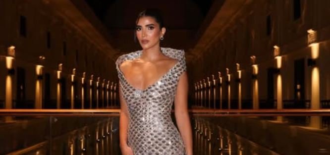 ريم سامي تثير الجدل بفسان مفتوح وتلفت الأنظار في مهرجان البحر الأحمر