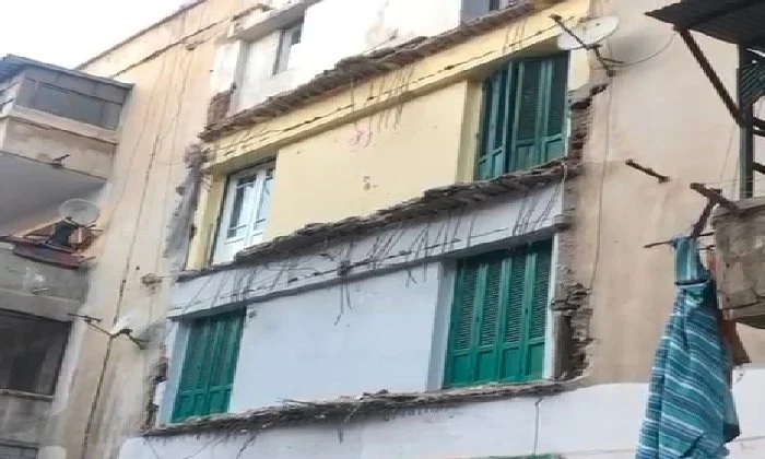 حسينا كأنه زلزل.. شاهد عيان يروي تفاصيل صادمة بعد إنهيار 3 بلكونات بمنطقة الظاهرية بالإسكندرية