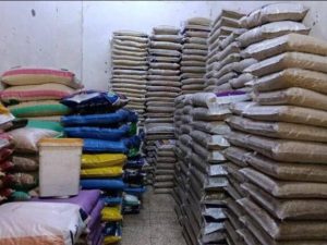 ضبط 2.5 طن أرز و200 كيلو طحينة مجهولة المصدر بشبين القناطر