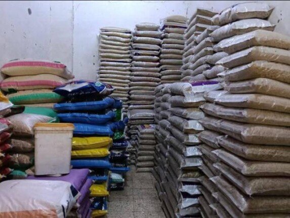 ضبط 2.5 طن أرز و200 كيلو طحينة مجهولة المصدر بشبين القناطر