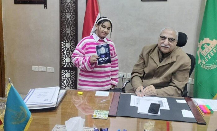 طالبة بالابتدائي تُهدي «ميجوس» لمدير تعليم القليوبية… موهبة صغيرة برسالة إنسانية كبيرة