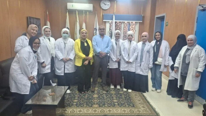 طلاب صيدلة بني سويف الأهلية في زيارة ميدانية للتوعية بالاستخدام الآمن للأدوية بمستشفى الجامعة