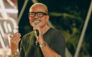 «عندليب الشباب».. عمرو دياب يشعل حماس جمهوره بإطلالته في حفل الدوحة