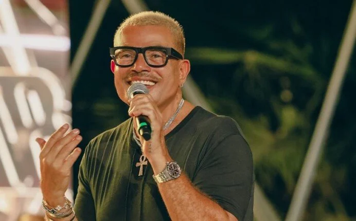 «عندليب الشباب».. عمرو دياب يشعل حماس جمهوره بإطلالته في حفل الدوحة