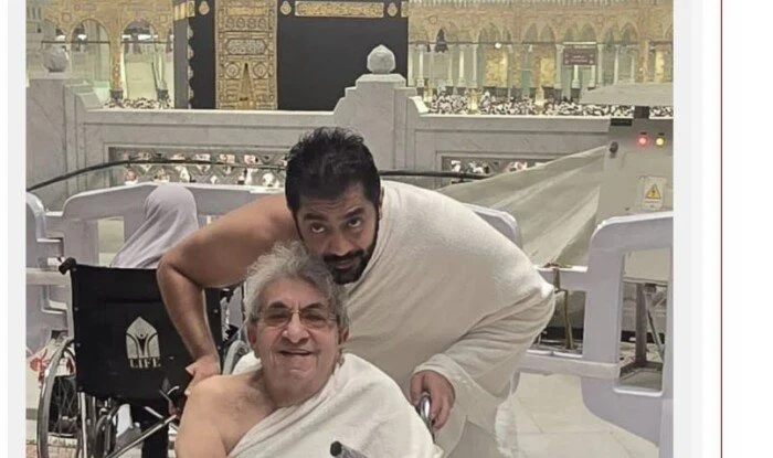 رفقة نجله.. فاروق فلوكس يتصدر التريند عقب تأديته مناسك العمرة