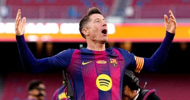 ليفاندوفسكي يضحي ماليًا من أجل البقاء في برشلونة