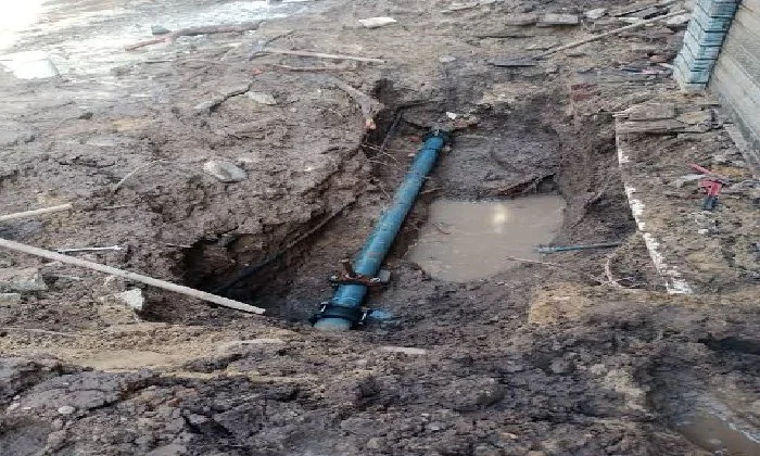 استثمار 500 مليون جنيه.. محافظ أسوان يتابع تحديث شبكات المياه بمنطقة الصداقة الجديدة