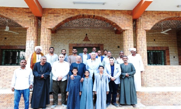 دعمًا لـ«حياة كريمة».. محافظ أسوان يلتقي أهالي فارس ويوجّه بحل مشكلات الصرف والسكن والخدمات