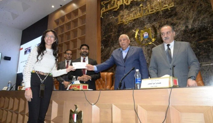 محافظ أسيوط يكرم 30 فائزًا ويمنح 165 ألف جنيه للمشاركين في مسابقة "لمحات من الهند"