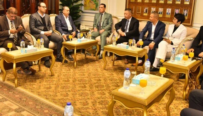 محافظ أسيوط يبحث مع وفد صيني تعزيز الاستثمارات ويستعرض إمكانيات بالمحافظة