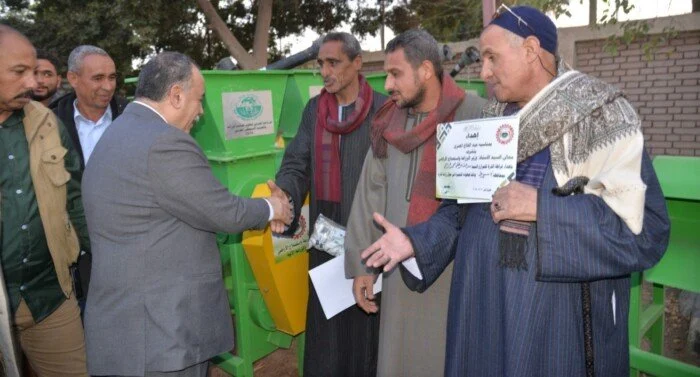 محافظ أسيوط يسلم 36 فراطة ذرة شامية للمزارعين لتيسير عملهم